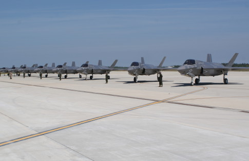 Acht F-35-testtoestellen op de luchtmachtbasis Eglin in Florida.