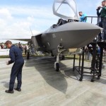 Houten prototype van de F-35 op de Luchtmachtdagen in Volkel