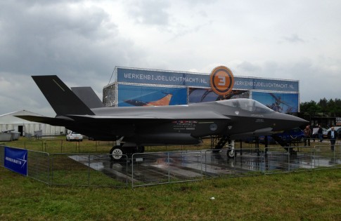 Een mock-up van de F-35 is tijdens de Luchtmachtdagen te zien op de vliegbasis Volkel