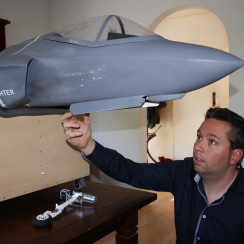 Jolmer Tilstra bij zijn F-35