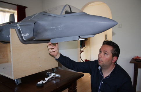 Jolmer Tilstra bij zijn F-35