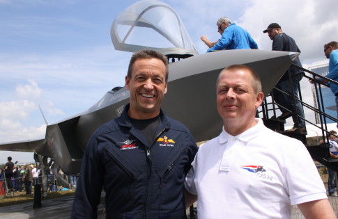 Arie Schild (r.) met F-35-testvlieger Billie Flynn op de vliegbasis Volkel